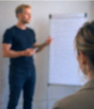 Familiekonsulent giver supervision til en fagperson